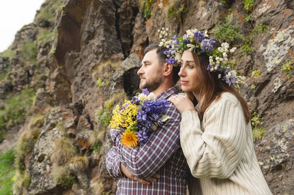 Jeune couple hipster étreinte dans la nature — Photo