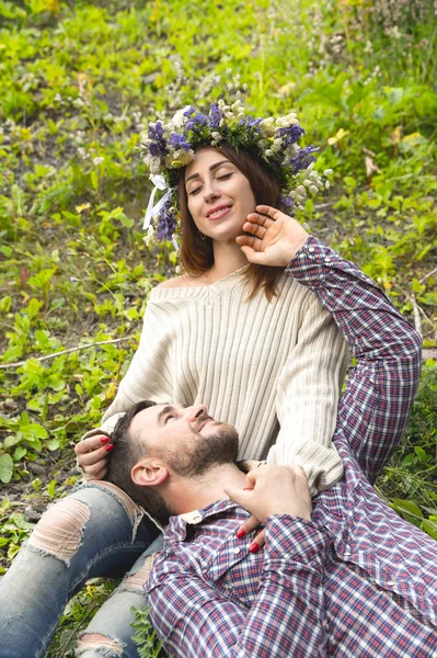 Una pareja amorosa de hipsters en los paseos — Foto de Stock