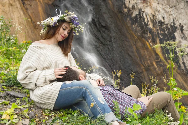 Sevgi dolu birkaç hipsters üstünde yürümek