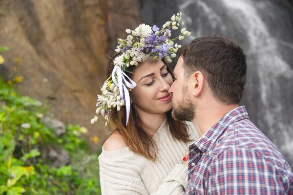 Retrato de una pareja amorosa de hipsters — Foto de Stock