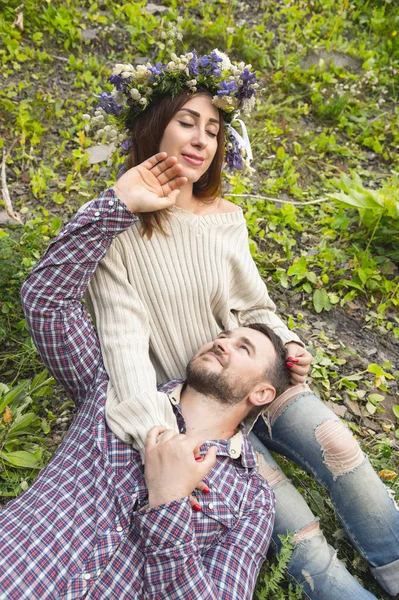 Een liefdevol paar hipsters op wandelingen — Stockfoto