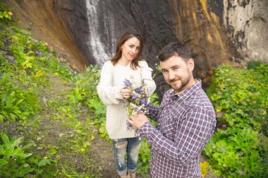 Hipsters birbirlerinin kız adamla dalga geçiyor