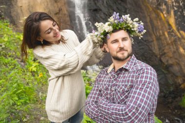 Hipsters birbirlerinin kız adamla dalga geçiyor