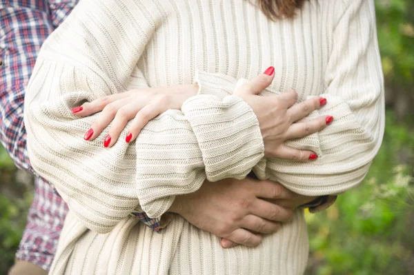 Gros plan d'une mains étreignant couple de gars et sa petite amie — Photo