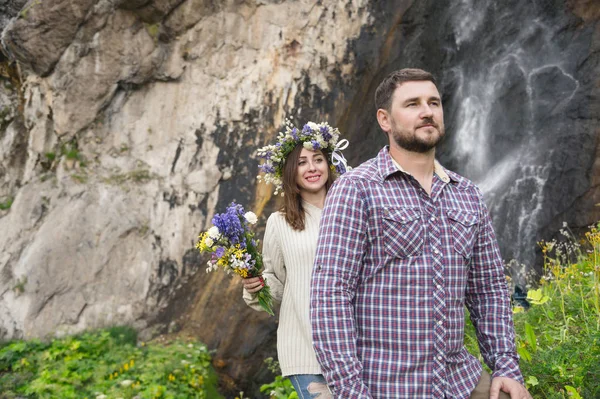 Sakallı hippi gelini doğada açar.