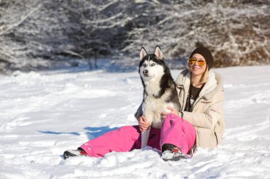 Onun sevimli köpek Husky bir yürüyüş ile kız