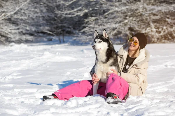 Chica con su lindo perro Husky en un paseo —  Fotos de Stock