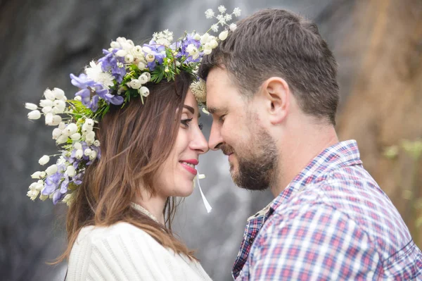 Retrato de um casal amoroso de hipsters — Fotografia de Stock