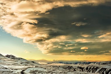 Güzel manzara ile alçak bulutlar beyaz dağlarda güneş ayarlama