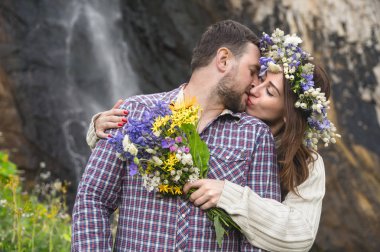 Genç çift hipster doğa içinde