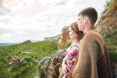 bir kız ile bir adam portresi bir kucaklama doğada ayakta ve mutluluk ile gülümseyen bir battaniyeye örtülü