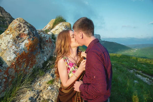 Joven feliz pareja besándose en la naturaleza contra el hermoso paisaje caucásico . — Foto de Stock