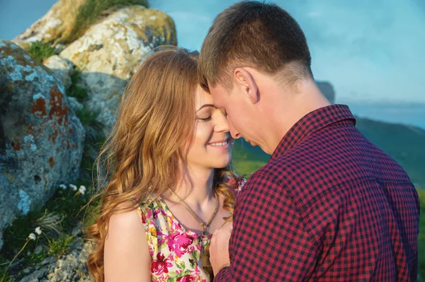 Νεαρό ζευγάρι ευτυχισμένο φιλιά στην φύση εναντίον το όμορφο τοπίο του Καυκάσου. — Φωτογραφία Αρχείου