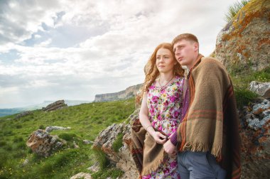 bir kız ile bir adam portresi bir kucaklama doğada ayakta ve mutluluk ile gülümseyen bir battaniyeye örtülü