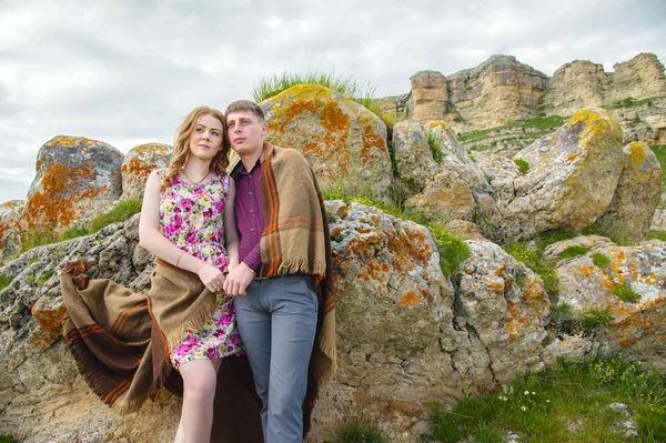 bir kız ile bir adam portresi bir kucaklama doğada ayakta ve mutluluk ile gülümseyen bir battaniyeye örtülü