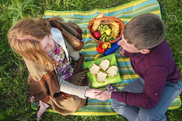 Молода подружня пара на пікнік на відкритому повітрі — стокове фото
