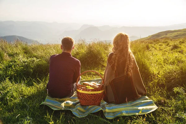 Arkadan görüntüleyin. Genç evli çift üzerinde piknik açık havada