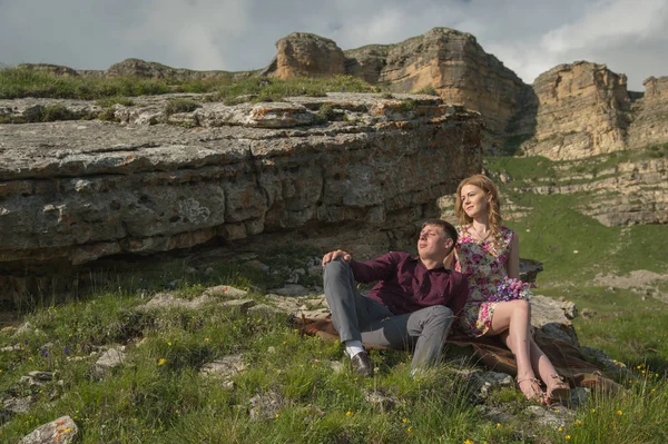 Doğada onun sevgili süre tur adam yatıyor