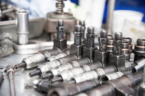 Yakıt Dükkanı tablo eski dizel enjektörleri yalan