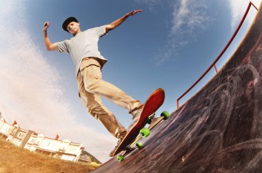 Teen skater bir rampa skate Park bir kaykay üzerinde üzerinde kapat
