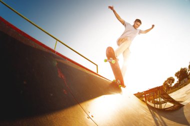 Teen skater bir rampa skate Park bir kaykay üzerinde üzerinde kapat