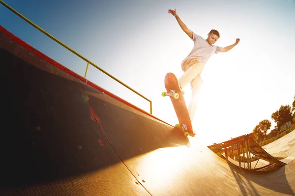 Nastoletnia skater powiesić nad rampa na deskorolce w skate park — Zdjęcie stockowe