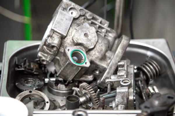 Bomba diésel mecánica de alta presión desmontada. Componentes del mecanismo. Servicio de mantenimiento de equipos diesel —  Fotos de Stock