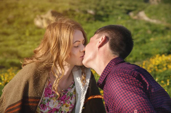 Csók a természet ellen, a kaukázusi tájban, a boldog fiatal pár. — Stock Fotó