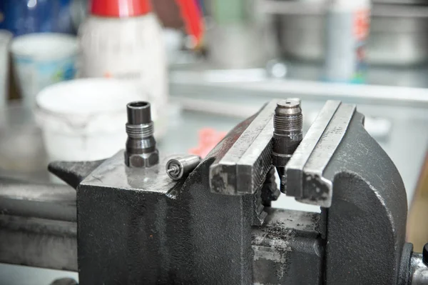 El inyector diesel de alta presión retorcido se sujeta en el vicio — Foto de Stock