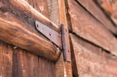 Eski bir ahşap kapı paslı tente