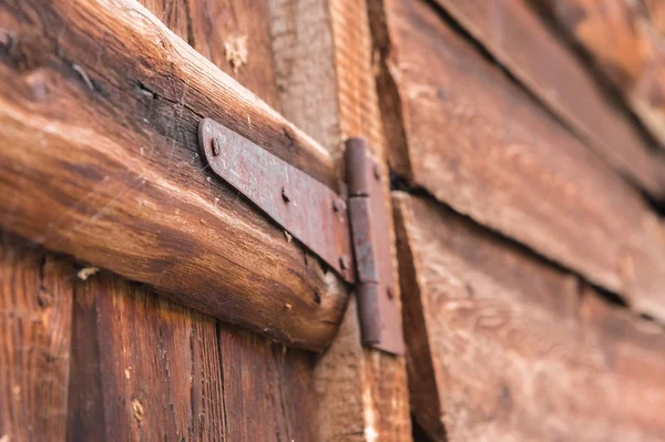 Eski bir ahşap kapı paslı tente