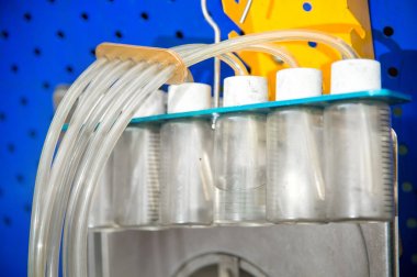 Motora yakıt şişeler yakıtın akış hızını kontrol etmek için bir yakın çekim tanılama ayaklıklı teslim