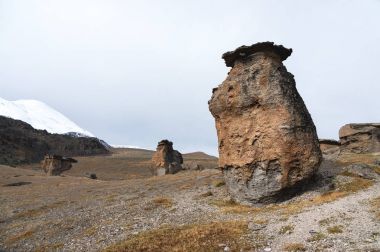 Kuzey Kafkasya'da Elbruz Dağı üzerinde taş mantar.