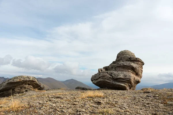 Stone houby na Mount Elbrus na severním Kavkaze. — Stock fotografie