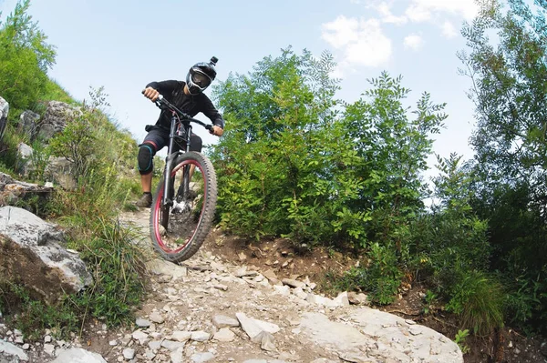 Desporto. Um ciclista de bicicleta com uma bicicleta de montanha na floresta — Fotografia de Stock