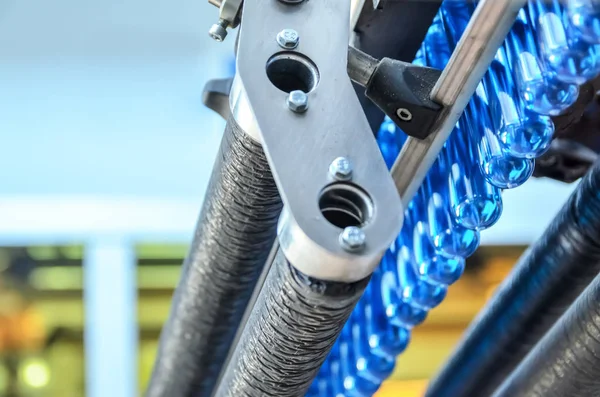 Büyük plastik bira şişeleri fabrikada oluşturmak için küçük boşluklar yığını.