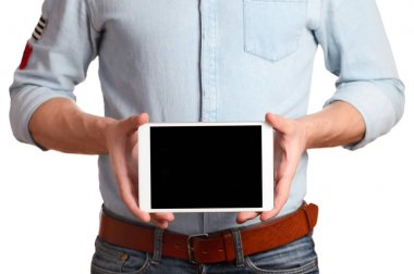 Hafif mavi gömlekli bir adam beyaz izole tablet pc ekran tablet Pc işaret tutuyor