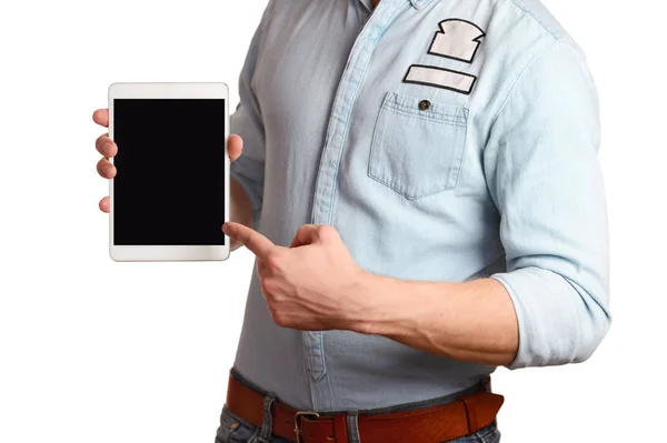 Um homem em uma camisa azul claro está segurando tablet pc isolado no branco, apontando para o PC tablet tela — Fotografia de Stock