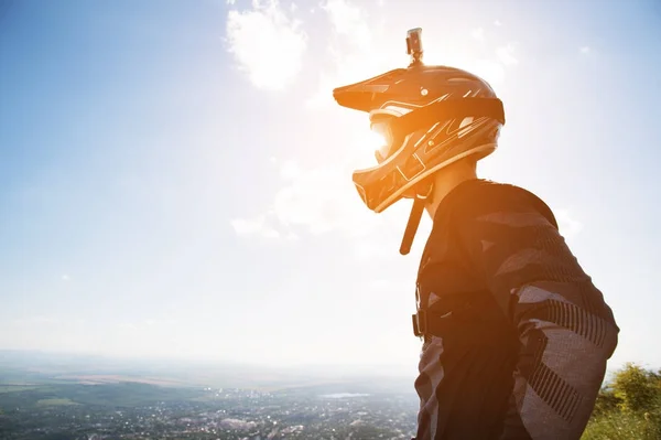 Ritratto di ciclista con casco integrale e occhiali da sole sullo sfondo di una montagna — Foto Stock