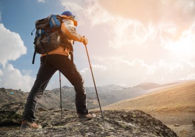 Yalnız turist yüksek dağlarda sahiptir olduğu yerde hiçbir ot Köyü ve kar