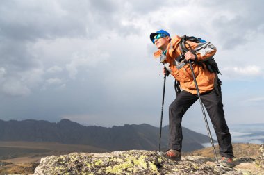 Yalnız turist yüksek dağlarda sahiptir olduğu yerde hiçbir ot Köyü ve kar