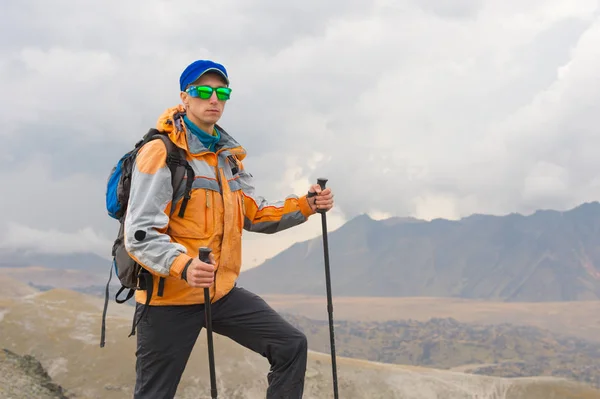 Osamělý turista s výhledem vysokou v horách kde není žádná tráva vesnice a sněhu — Stock fotografie