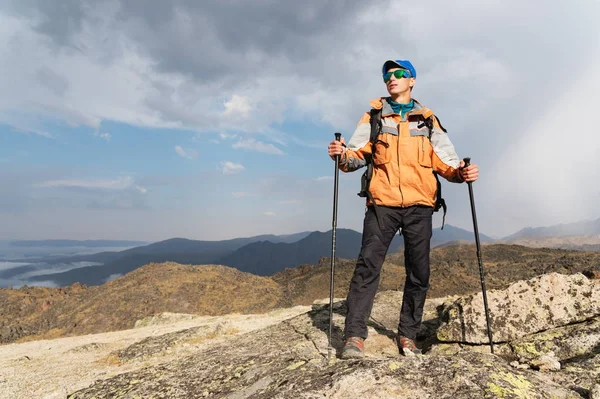 Osamělý turista s výhledem vysokou v horách kde není žádná tráva vesnice a sněhu — Stock fotografie