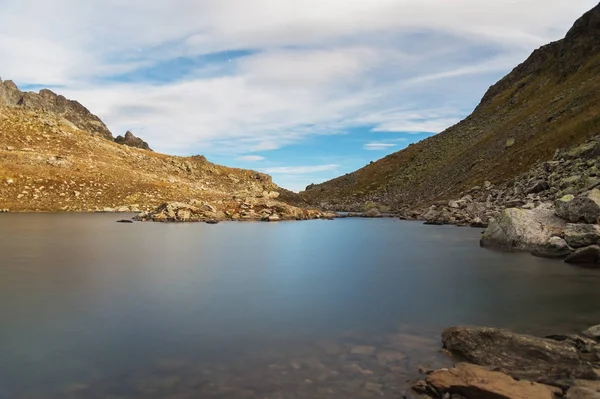 Paisaje nocturno de un lago de alta montaña a la luz de la luna — Foto de Stock