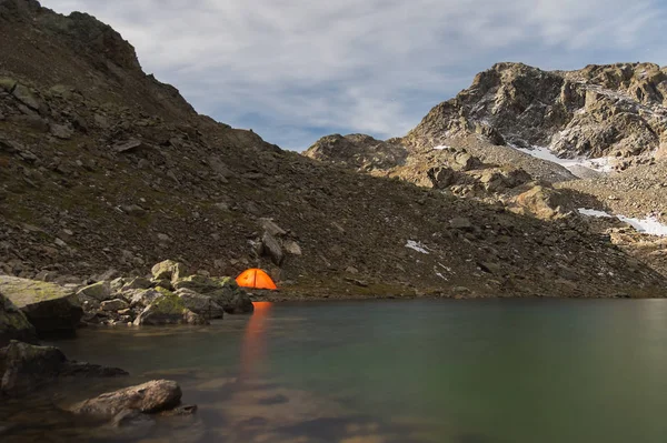 Paisaje nocturno de un lago de alta montaña a la luz de la luna — Foto de Stock