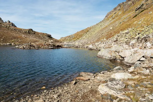 Paisaje de un lago de alta montaña en el día — Foto de Stock