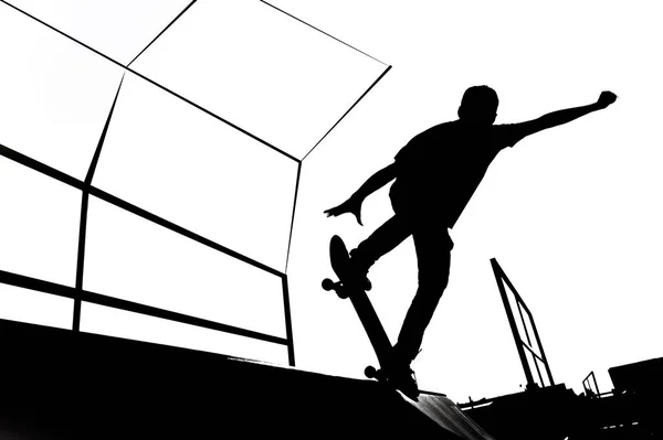 Illustration de silhouette de patineur noir et blanc sur la rampe — Photo