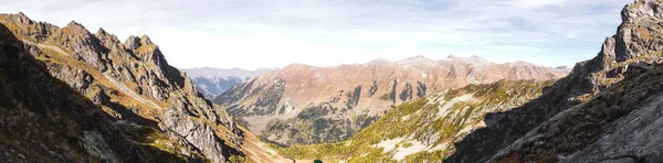 Un panorama horizontal de cinco imágenes. en la cima de la garganta caucásica en Arkhyz. Vista al lago desde el punto inferior —  Fotos de Stock