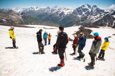 Düzgün bir eğim veya glacier bir buz balta ile kayma öğrenme