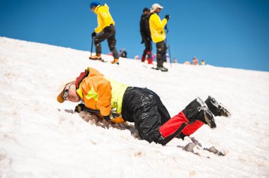 Düzgün bir eğim veya glacier bir buz balta ile kayma öğrenme